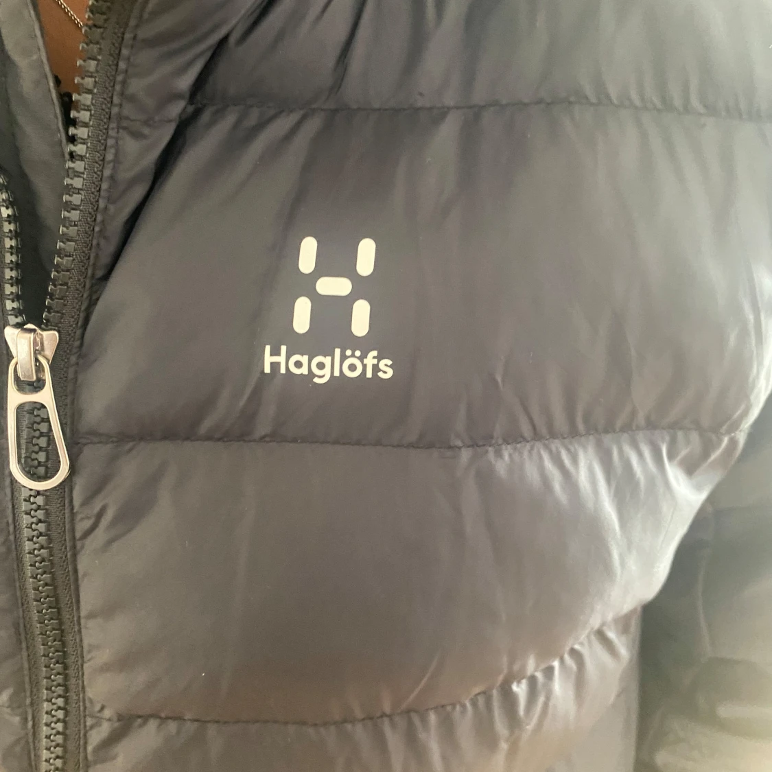 Svart dunjacka från Haglöfs