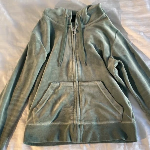 Grön Juicy Couture tröja - Fin grön Juicy Couture tröja i storlek S!Det finns inga fläckar eller lösa trådar som jag kan se och den kommer att tvättas innan.Kom gärna med prisförslag och fråga gärna om fler bilder💕 Ordpriset var 1200kr. Säljer även ett par gröna juicy couture byxor i samma storlek och man kan köpa båda i ett set💞
