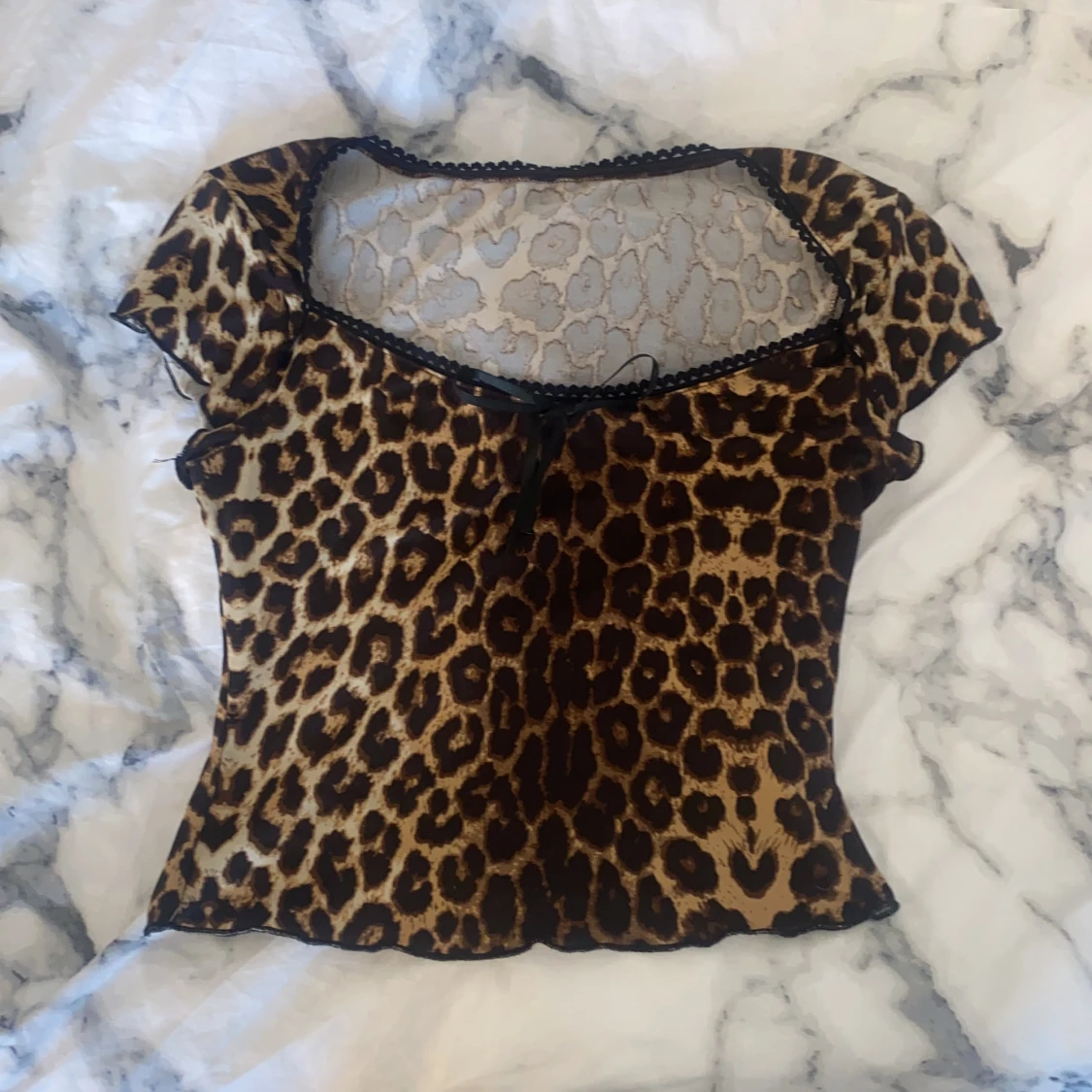 Leopardmönstrad topp med spetsdetaljer