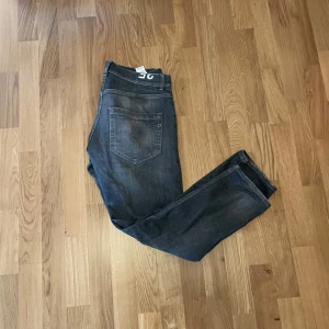 gråa dondup jeans - Säljer ett par riktigt feta dondup jeans i modellen mius som är storlek 35 men sitter som en 32/32 dom är i super fint skick och knappt använda, finns de fler frågor är de bara att skriva🤗🙌