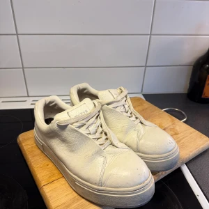 Eytys doja tumbled white - Säljer mina Eytys doja tumbled white som köptes i somras för 2199kr bra skick fortfarande! Storlek 42