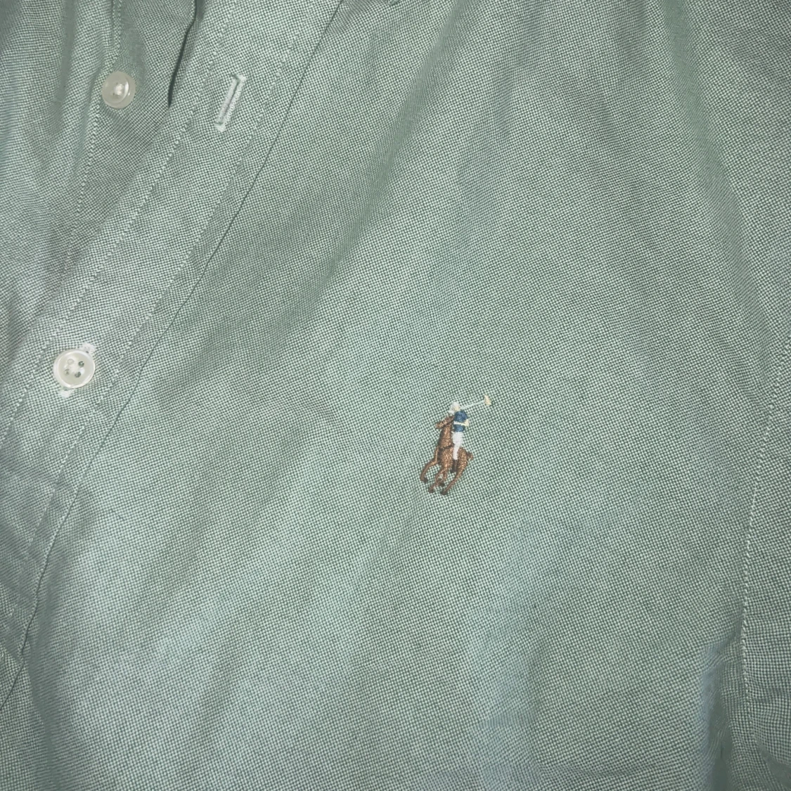 Grön skjorta med broderad logga - 2