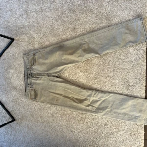  Levis 501 jeans - Säljer ett par klassiska beige Levis 501 jeans. De har en rak passform och är tillverkade i slitstarkt denim. Perfekta för en avslappnad stil. Något smutsiga!