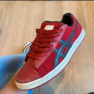 Onitsuka Tiger ”Koi Club” - Feta sällsynta röda Onitsuka Tigers. Storlek 43,5. Använda men med få defekter tydliga på bilderna. Många fina detaljer. DMa om de finns frågor!  