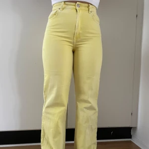 Gula jeansbyxor - Snygga gula jeansbyxor med hög midja och rak passform. Byxorna har klassisk femficksdesign och knappgylf. Perfekta för att liva upp garderoben med en färgklick. Endast använd enstaka gånger!