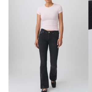 Svarta bootcut low waist jeans - Säljer ett par snygga svarta low waist jeans från Gina Tricot. De är i fint skick utan synliga defekter, förutom att de tappat lite färg vid tvätt – men detta går enkelt att färga om för att få dem som nya igen!  Nypris: 500 kr Pris: 200 kr  Har tyvärr ingen tydlig bild på dem, men hör av dig om du har några frågor! 💕