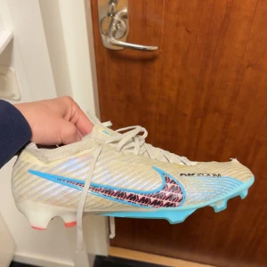 Nike fotbollsskor i olika färger - Säljer flera par Nike fotbollsskor i olika färger och mönster. Skorna har snörning och är designade för optimal prestanda på planen. Perfekta för fotbollsspelare som vill ha stil och funktion. Första bilden= strl 41 har en jätte liten hål, så priset kan diskuteras. Andra bilden= strl 40 är i en bra skick där de inte finns några skador alls på skorna. Tredje paret= strl 42.5 det finns 2-3 hål på skorna så priset kan diskuteras.  parvis runt 600kr. Alla 3=1500-1700