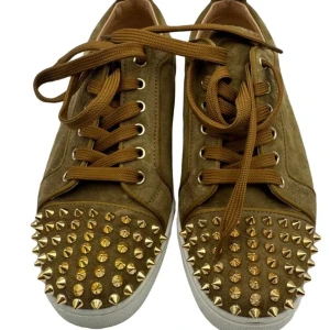 Unika Louboutin skor - Sjukt snygg Christian Louboutin! Väldigt unika med en olivgrön färg och matchande bruna skosnören. Passar till en chilloutfit. Guldiga nitar i toppskick. Skorna är i helhet i väldigt bra skick som man kan se på bilderna. Hör av dig vid frågor