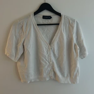 Vit kofta från Stockh LM - Säljer en super gullig vit kofta från Stockh LM. Säljer pågrund av att den är för stor. Perfekt för en avslappnad look. Storlek L men känns mer som M! 