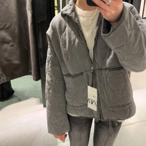 Grå quiltad jacka från Zara - Jacka från Zara