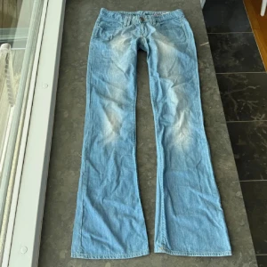 Lågmidjade bootcut jeans - Såå fina lågmidjade bootcut jeans som tyvärr inte passar mig. Bra skick! Strl W28 L34. Midja: 38cm. Innerben: 83cm. Midjehöjd: 19 cm. 