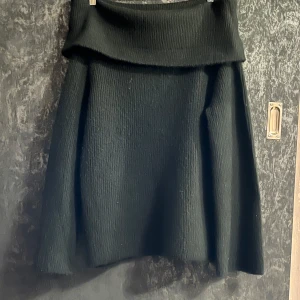 Svart stickad off shoulder tröja från H&M - Snygg svart stickad tröja från H&M i storlek XS. Tröjan har en ribbad struktur och en bekväm passform som passar perfekt för kyligare dagar. 
