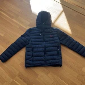 Ralph Lauren dunjacka - Mörkblå dunjacka från Ralph lauren, knappt använd. Nypris 3200kr, öppen för prisdiskution
