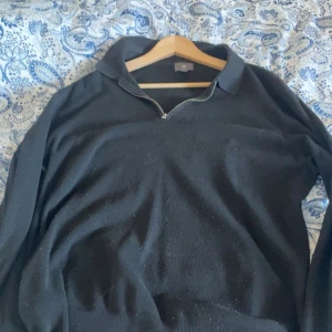 Halfzip från H&M - Jätteskön halfzip från H&M, I storlek XL använd vid flertal tillfällen med de är inga fel eller hål i den.