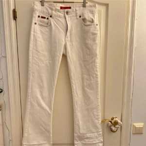 Vita jeans från Marc Lauge - Snygga vita byxor från Marc Lauge bootcut/straight. 2 knappar. Jättebr skick. Medel/Låg midja