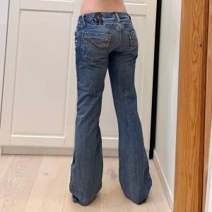 Lågmidjade bootcut jeans🤩 - Midja 41x2 cm, gren 20 cm o innerben 86 cm💕jae 169 o xs-s o håller in pytte i midjan. Märkta storlek 10 men jag uppskattar till S men det är måtten som gäller!