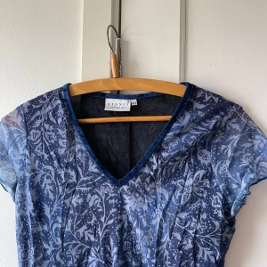Vintage klänning - Så söt klänning från gamla h&m, Hennes Collection! Strl 42 men passar en S/M ungefär. Jättefint skick!