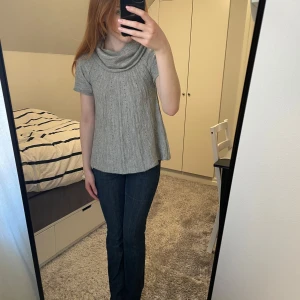 Stickad grå tröja  - Säljer en stilren stickad grå tröja från H&M. Den är jätte mjuk och bekväm att ha på sig. Tröjan är i väldigt bra skick och är bara använd nån enstaka gång🩶