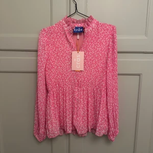 Cras Binacras Blouse  - Långärmad rosa och vit blommig blusa från Cras. 