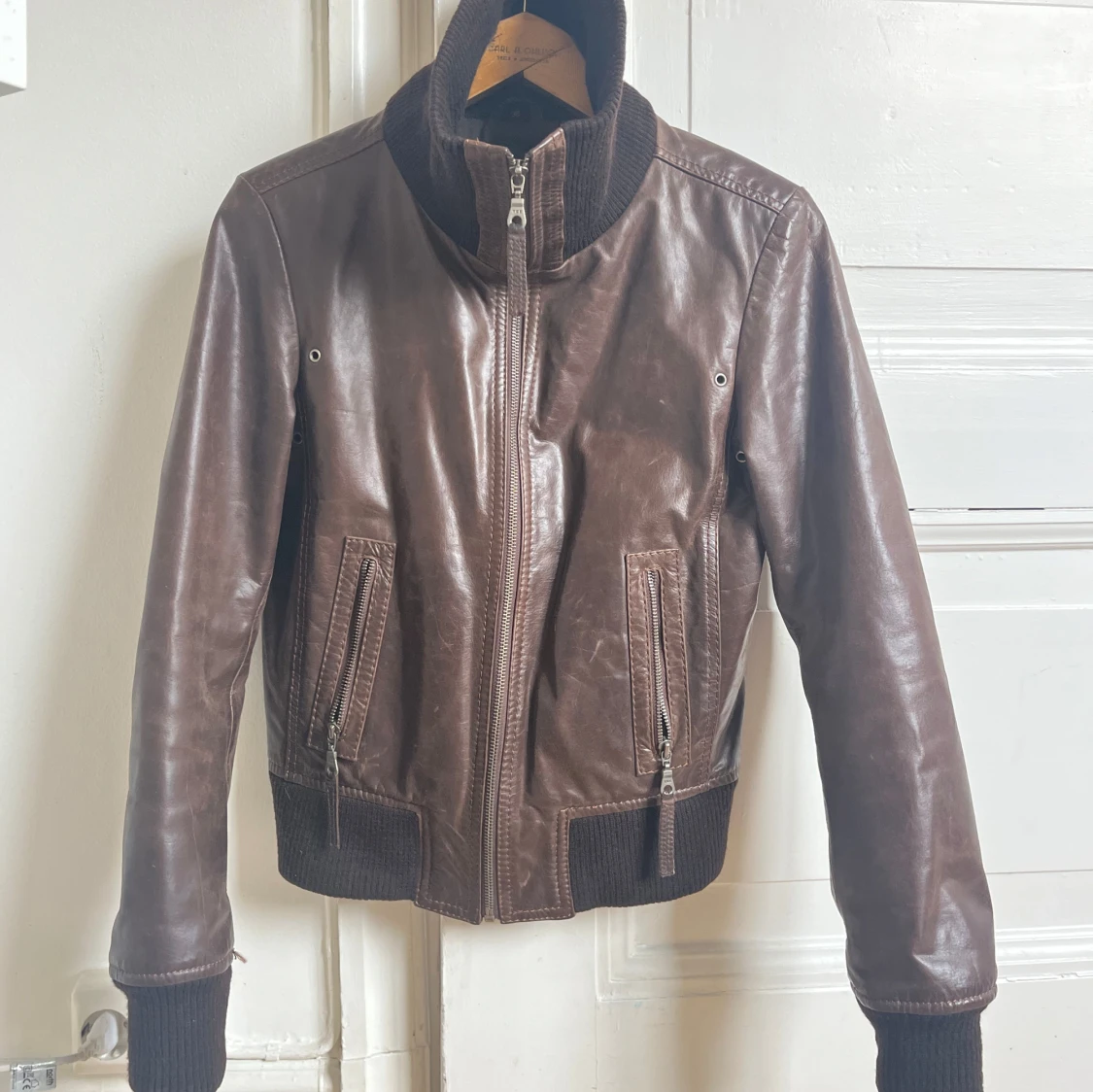 Brun skinnjacka med dragkedja - 1