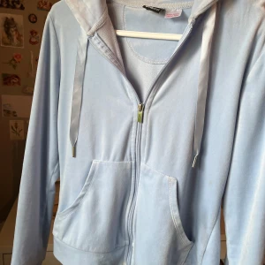 Ljusblå huvtröja med dragkedja - Ljusblå tröja med luva och dragkedja. Jätte mjukt fint tyg. Använd fåtal gånger. 