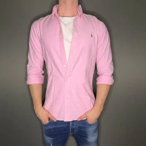 Ralph lauren skjorta - Hej säljer nu min fina Ralph Lauren skjorta i storlek M. Den är i nyskick och kommer vara otroligt snygg nu i vår och framåt sommaren. Nypris cirka 1600kr! Vi kommer att sälja liknande produkter nu i vår och närmare sommar så glöm inte följa profilen!🌊🍾