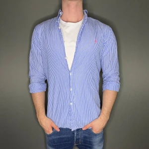 Ralph lauren skjorta - Hej säljer nu min fina Ralph Lauren skjorta i storlek M. Den är i nyskick och kommer vara otroligt snygg nu i vår och framåt sommaren. Nypris cirka 1600kr! Vi kommer att sälja liknande produkter nu i vår och närmare sommar så glöm inte följa profilen!🌊🍾