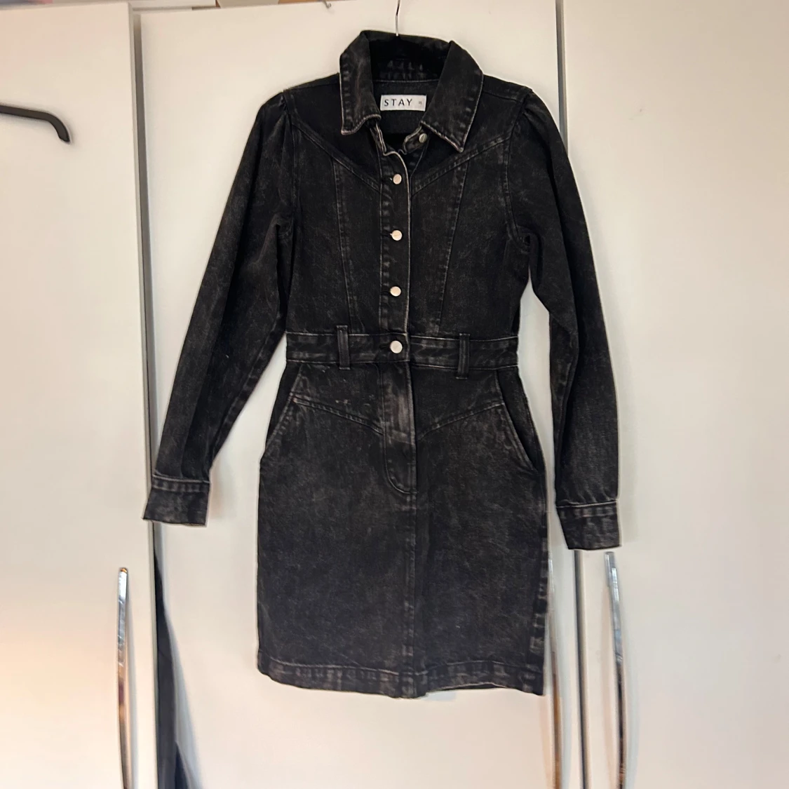 Svart jeansklänning från Stay