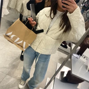 Den populära jackan från Zara❣️ - Säljer denna så snygga populära jackan från Zara som är perfekt nu till våren🌸 den är använd men fortfarande i jättebra skick! Slutsåld överallt❤️
