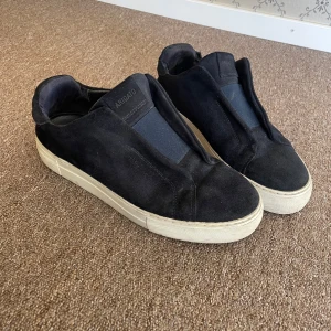 Axel Arigato skor -  Mörk blå sneakers från Axel Arigato i mocka med en stilren design. Skorna är 41 men är väldigt stora i storleken så skulle säga 41,5. Bra skick, lagad en gång. 