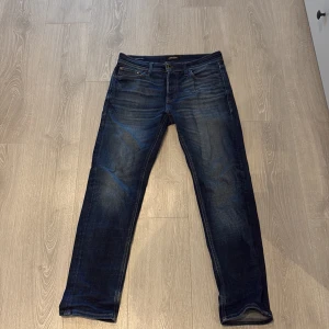 Blå jeansbyxor med komfortabel passform - Feta jeans från Jack and Jones. Bra skick och allmänt stilrena jeans. W29 L30
