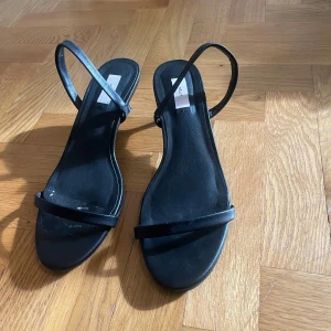 Svarta klackar  - Endast använda en gång, storlek 39