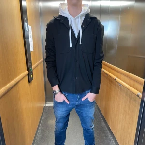 Svart overshirt från Zara  - Säljer en klockren svart overshirt från Zara. Perfekt under våren och stilig. Bär storleken S. Vid frågor och funderingar är de bara att skriva