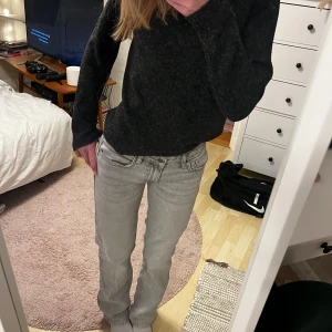 Grå lågmidjade jeans från Nelly - Säljer ett par snygga grå jeans från Nelly. De har en låg midja och raka ben. Säljer för att de ej kommer till användning och använt ett fåtal gånger💗är 165 och kom gärna med prisförslag. Nypris: 600kr
