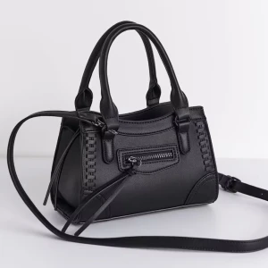 Svart handväska ginatricot - Snygg svart handväska i skinn med en praktisk dragkedja framtill. Väskan har både handtag och en justerbar axelrem för flexibilitet. Perfekt för att bära dina nödvändigheter med stil.