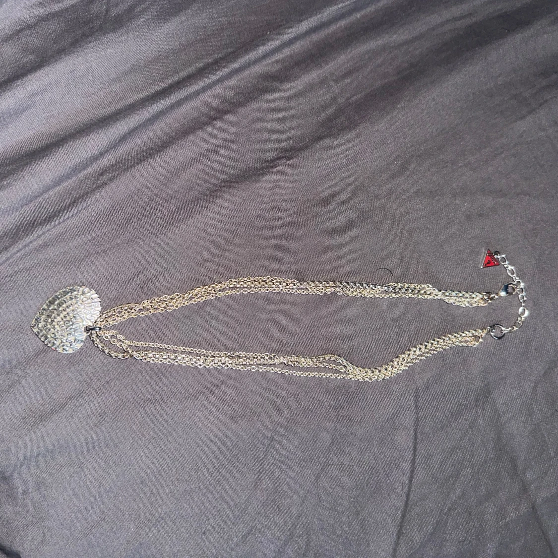 Silverfärgat halsband med hjärtberlock från Guess