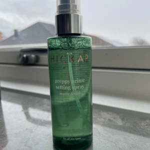 Preppy Prime Setting Spray från Hickap - Kollar om någon är intresserad av att köpa denna Hickap setting spray då den inte kommer till användning!💓 verkligen superbra, knappt använd kolla på bilden så ser man!