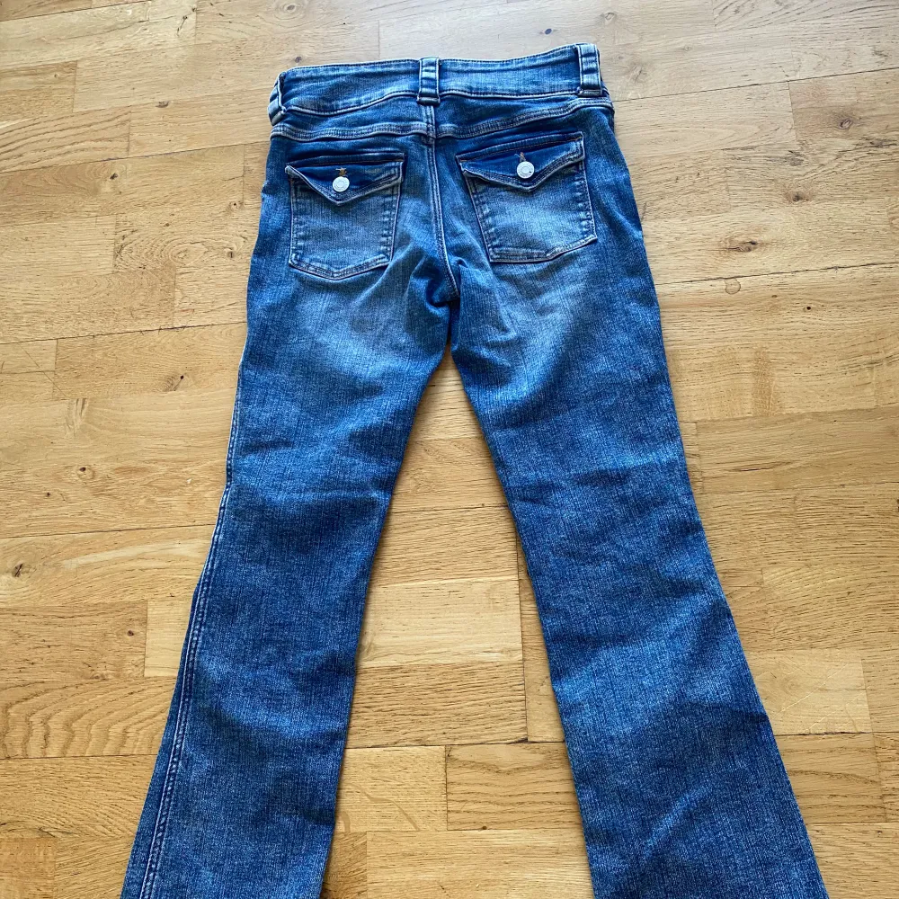 Just nu säljer jag dessa fina bootcut jeans i storlek 152💕 säljs pga att dom är för liten och är använda ett fåtal gånger! . Farkut & Housut.