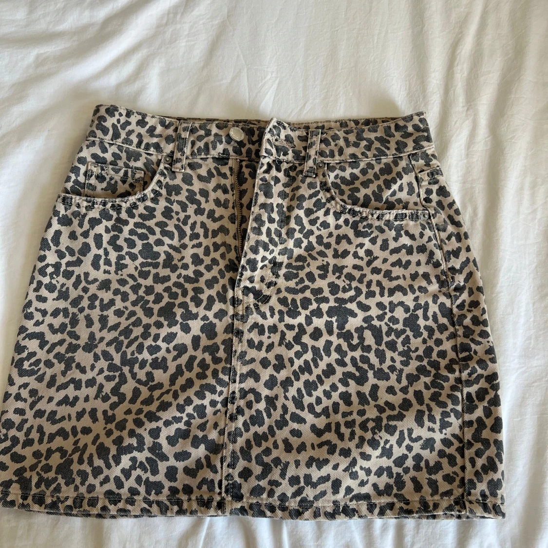 Leopardmönstrad kort jeanskjol 