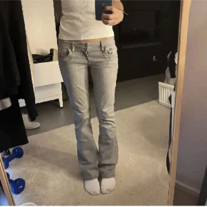 Grå eftertraktade ltb jeans  - Snygga ljusgrå jeans från ltb i storlek 24/32 med bootcut passform och låg midja. Jeansen har klassiska fem fickor, dragkedja och knapp framtill. Perfekta för dig som gillar en avslappnad men trendig look.
