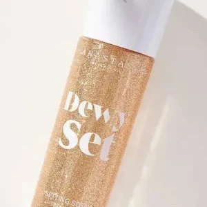 Dewy Set Setting Spray från Anastasia - Dewy Set Setting Spray från Anastasia Beverly Hills i en snygg guldig flaska med vitt lock. Ger en fräsch, glowig finish och håller sminket på plats hela dagen. Perfekt för dig som vill ha en återfuktad look med extra lyster. Nypris ca 350, helt ny! 