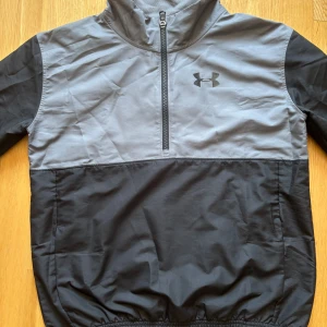 Under Armour Jacka - Skick 10/10 Jacka för barn i storlek YGL (14-16år) Modell slutsåld överallt