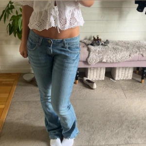 lågmidjade bootcut flare blå jeans - supersnygga ljusblåa jeans!! de är i bra kvalitet🥰 midjemått: ca 37 cm rakt över. innerbenslängd: ca 81cm. skriv för fler bilder eller mått så löser jag det