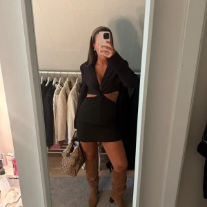 Nakd klänning - Så cool klänning som är slutsåld i kavajmaterial💞