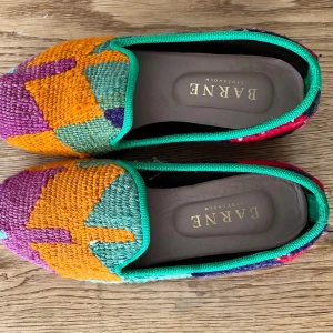 Färgglada loafers från Barne Stockholm - Unika loafers från Barne Stockholm med handvävt mönster. Använd en gång, i nyskick! Kommer med dustbag. Köpt för 2895kr. Skorna är one of a kind!
