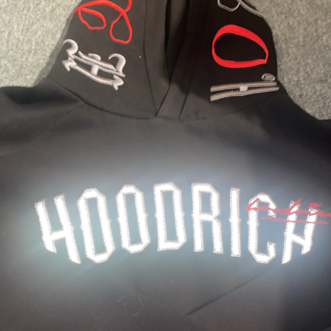 Svart hoodie från Hoodrich med tryck - 1