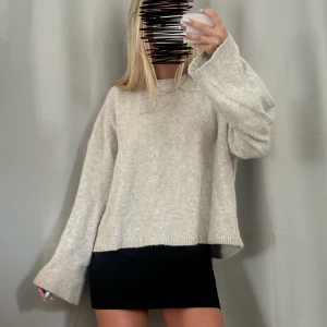 Beige stickad tröja - Säljer en mysig beige stickad tröja med långa och vida ärmar.  Från H&M i storlek M💓