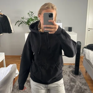 Svart hoodie - En svart hoodie från BikBok i storlek XS. Säljer då den inte kommer till användning längre.😊💕