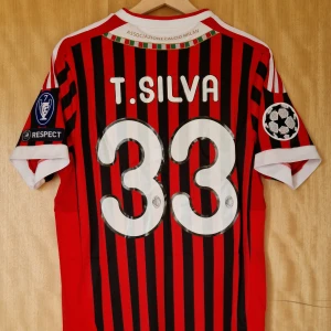 Thiago Silva fotbollströja Milan 11-12 - Thiago Silva Milan repIika fotbollströja 11-12. Helt ny med tag. Storlek: Small
