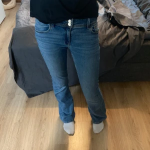 Jeans med låg midja och bootcut - Supersnygga jeans med låg midja och bootcut modell och även knappar på fickorna bak från ginatricot young - perfekt till hösten 🍁Storlek 170 men passar som xs!  Lite slitna längst ner men inget som stör. Hör av dig om du har några funderingar 💌